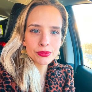 Meet your Posher, Caitlin